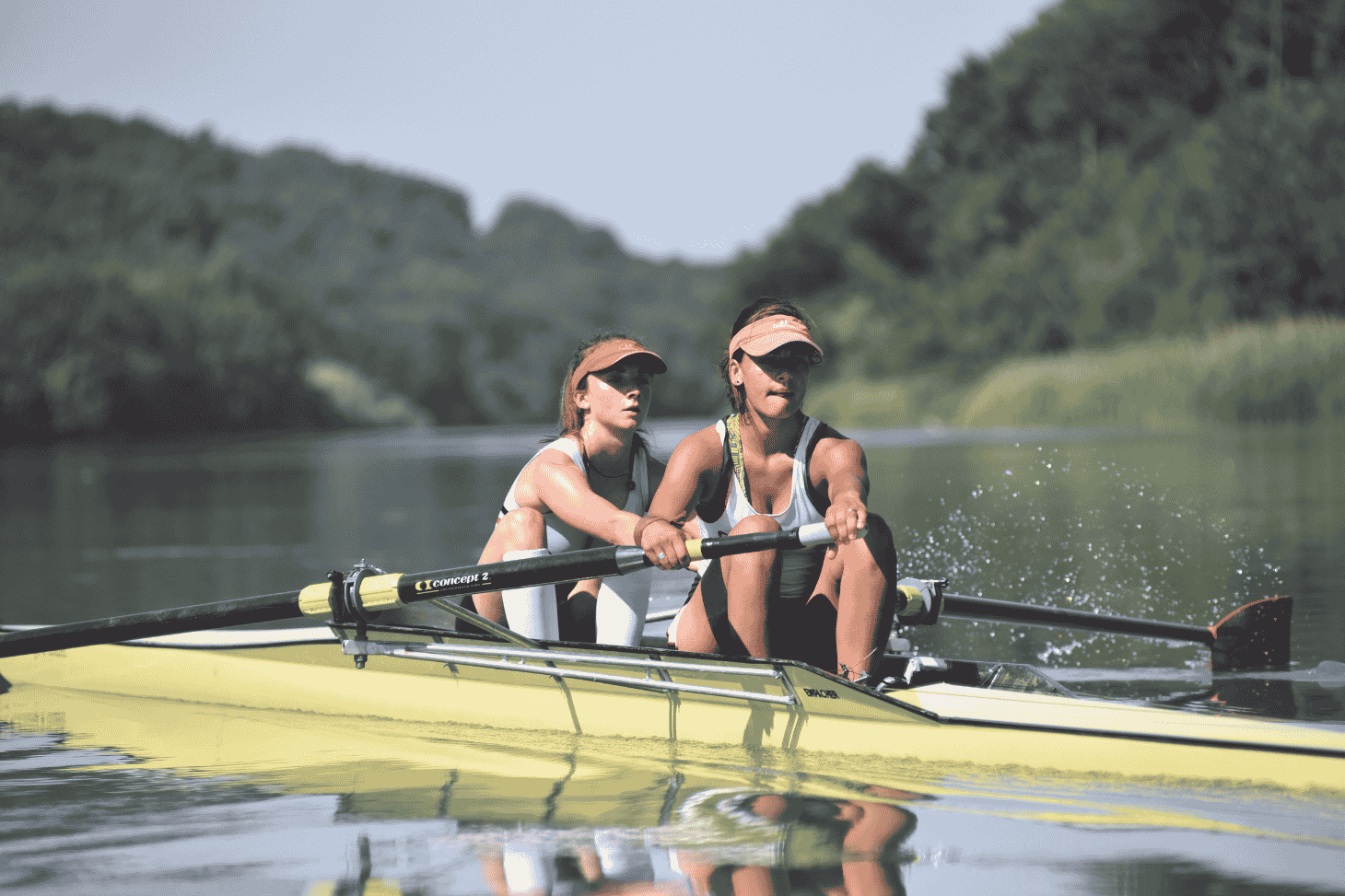 2 jeunes fille sur un aviron en train de pagayer