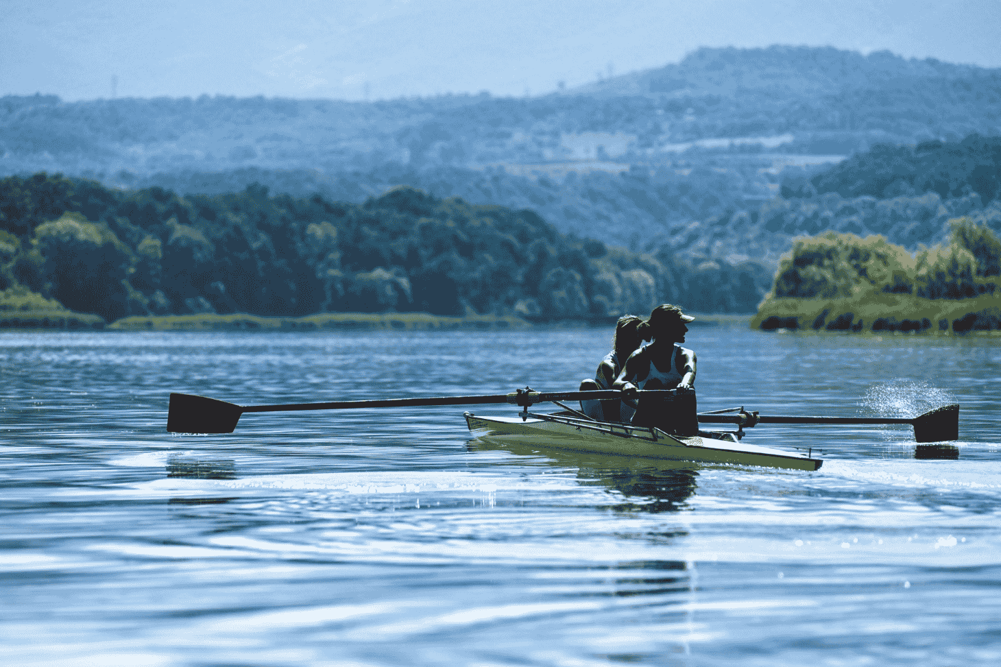 2 jeunes filles sur un aviron