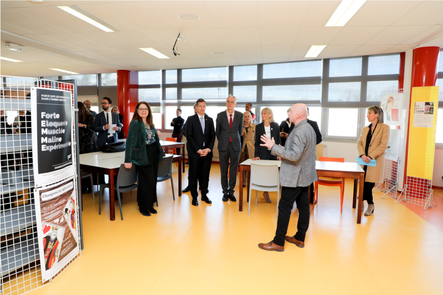 Visite de la bibliothèque lors de l'inauguration de l'extension