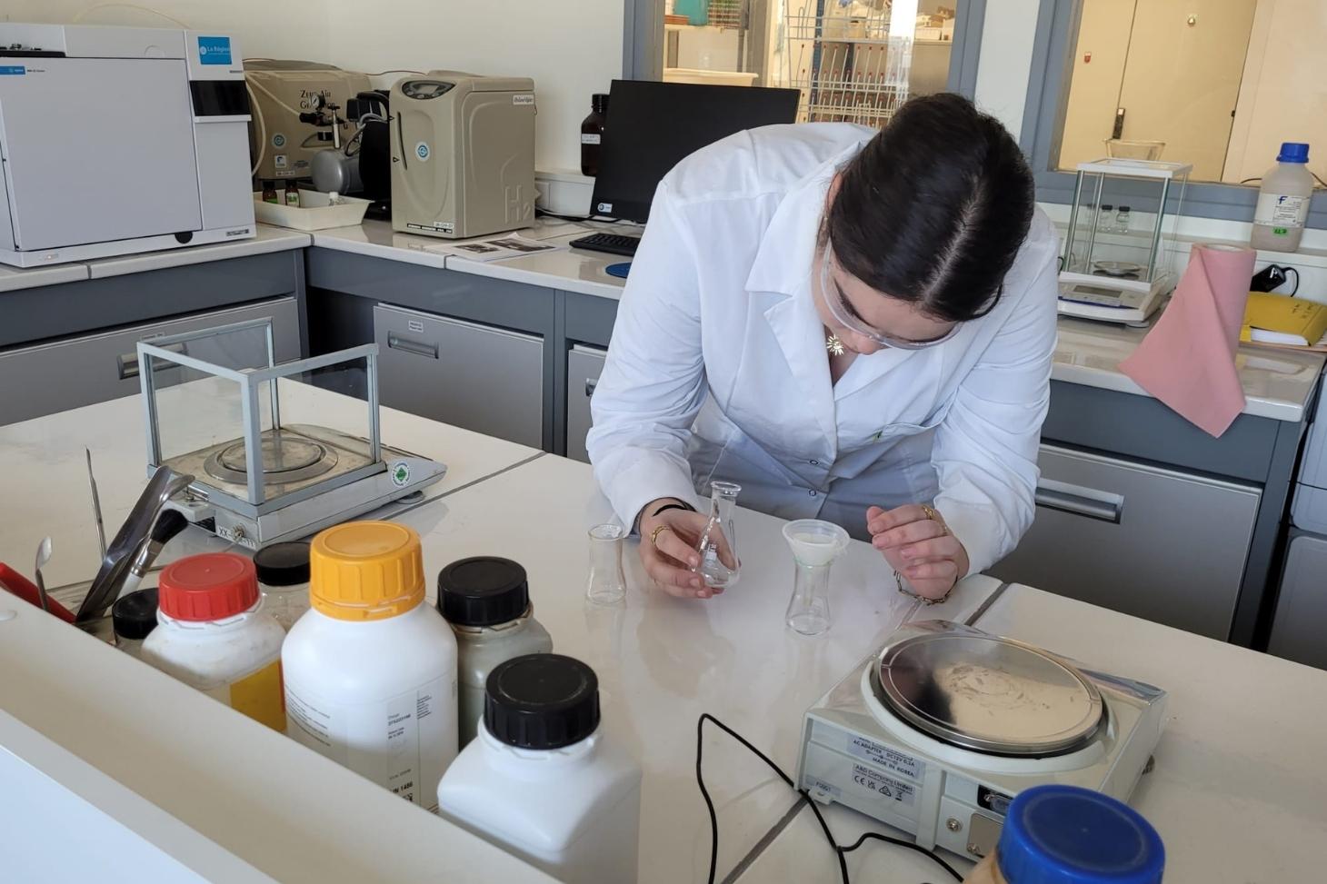Etudiante en TP de chimie