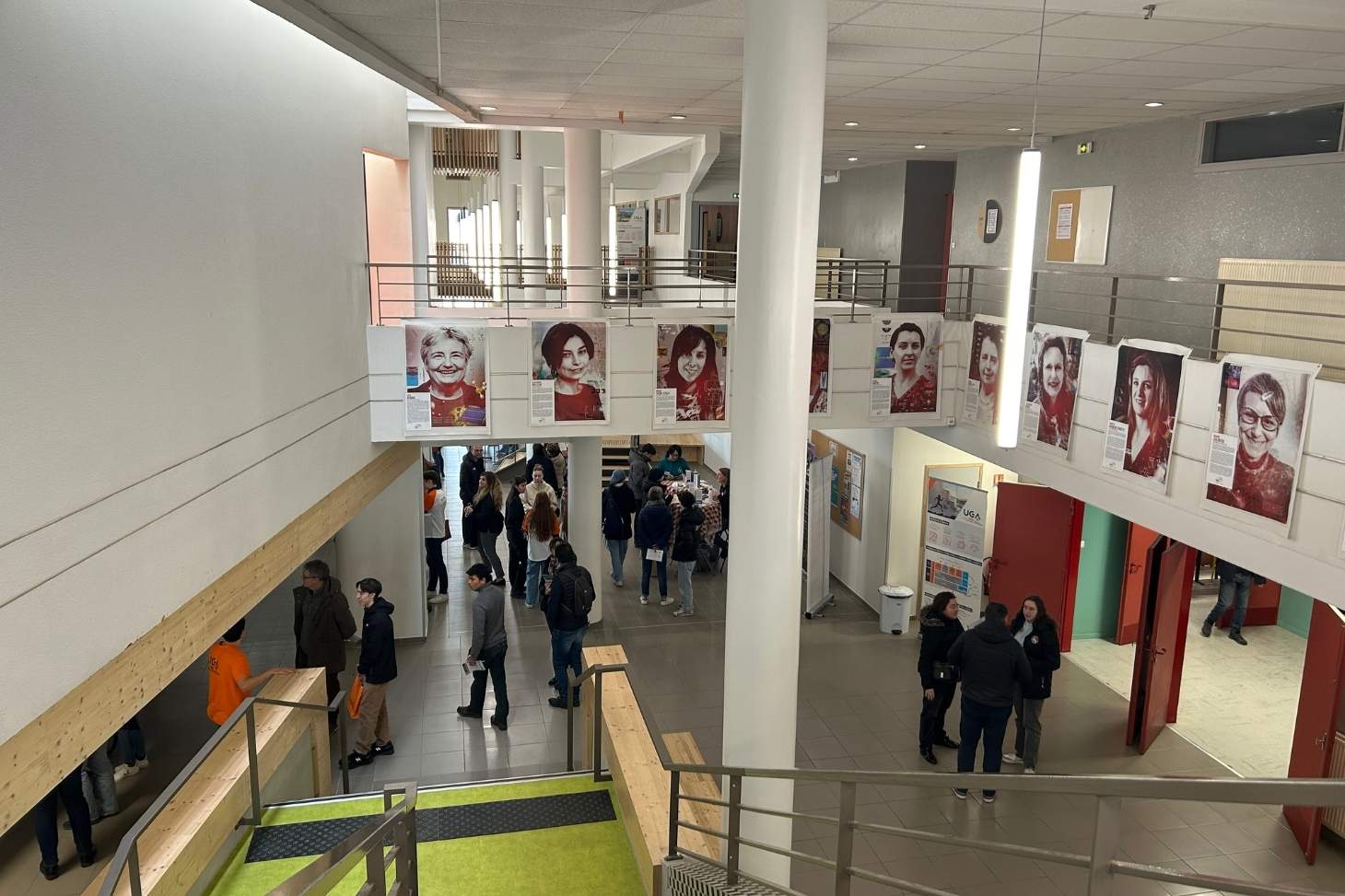 Hall d'entrée du DSDA avec exposition 15 physiciennes