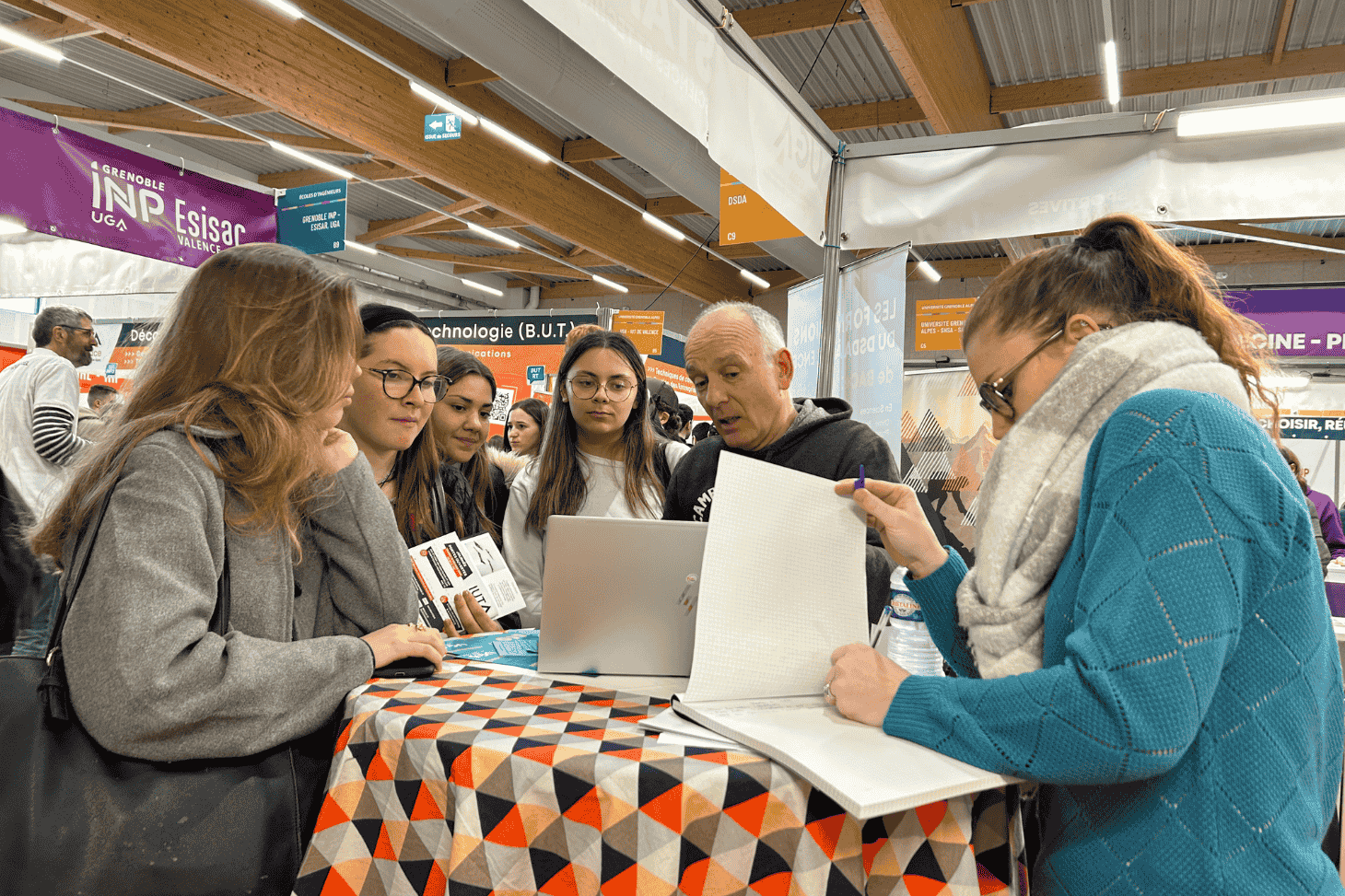 Enseignants en train de présenter les formations aux élèves