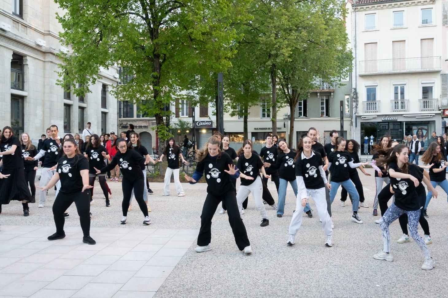 Etudiantes en train de danser le flashmob