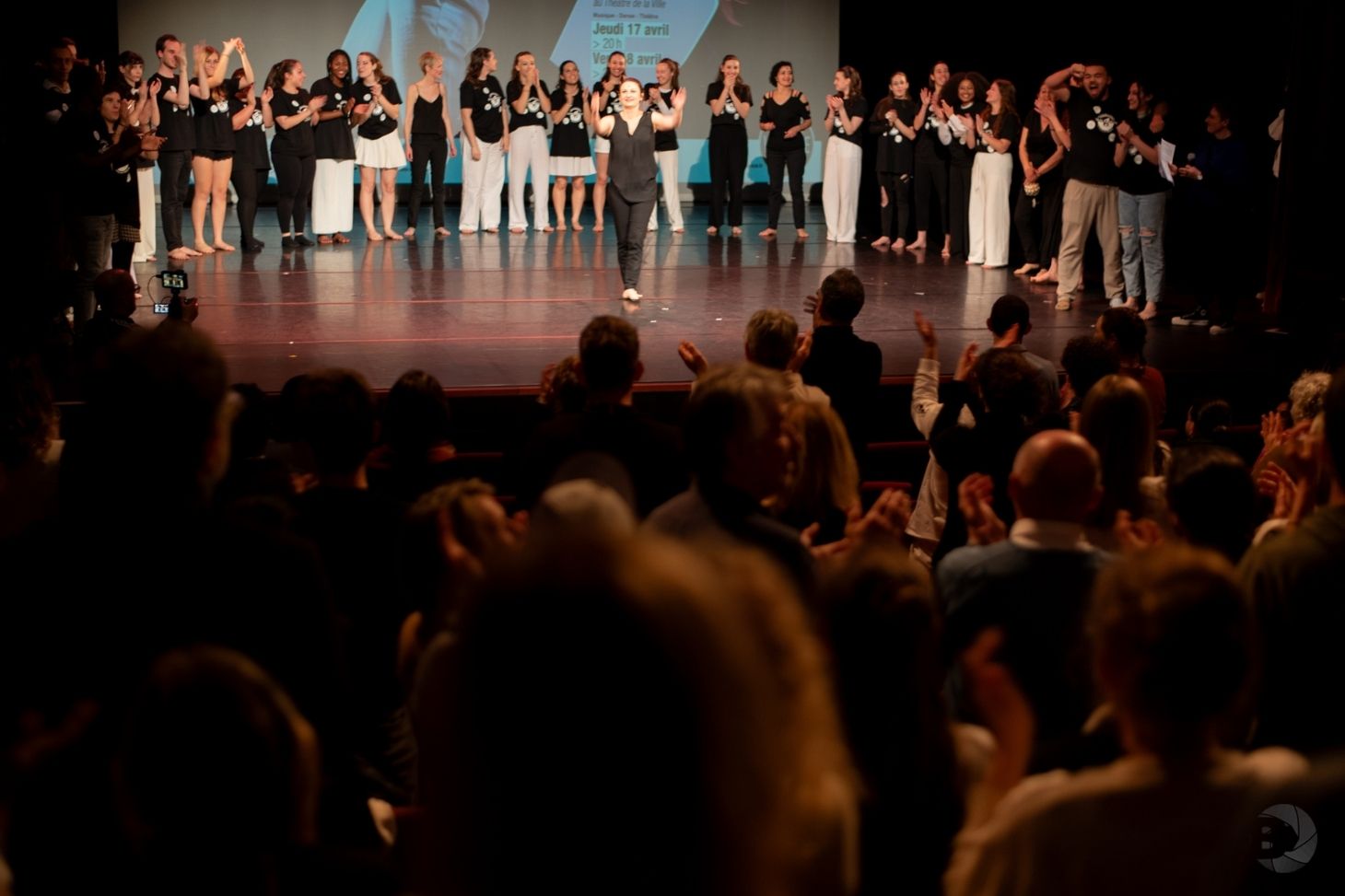 Etudiants sur scène avec le public