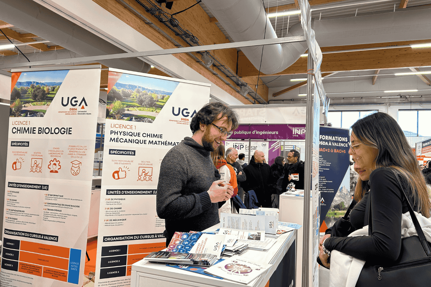 Enseignants et étudiants au forum post bac