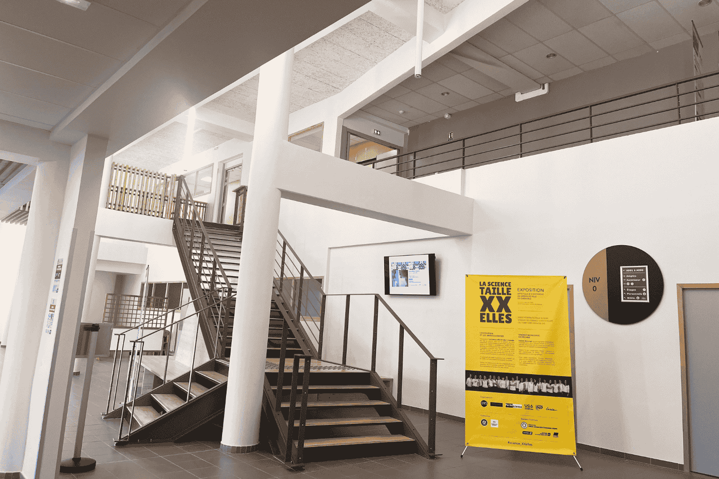 Hall DSDA avec montée d'escaliers