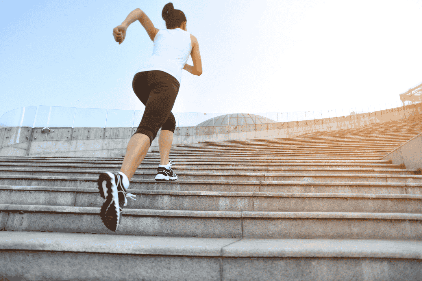 Joggeuse montant des escaliers