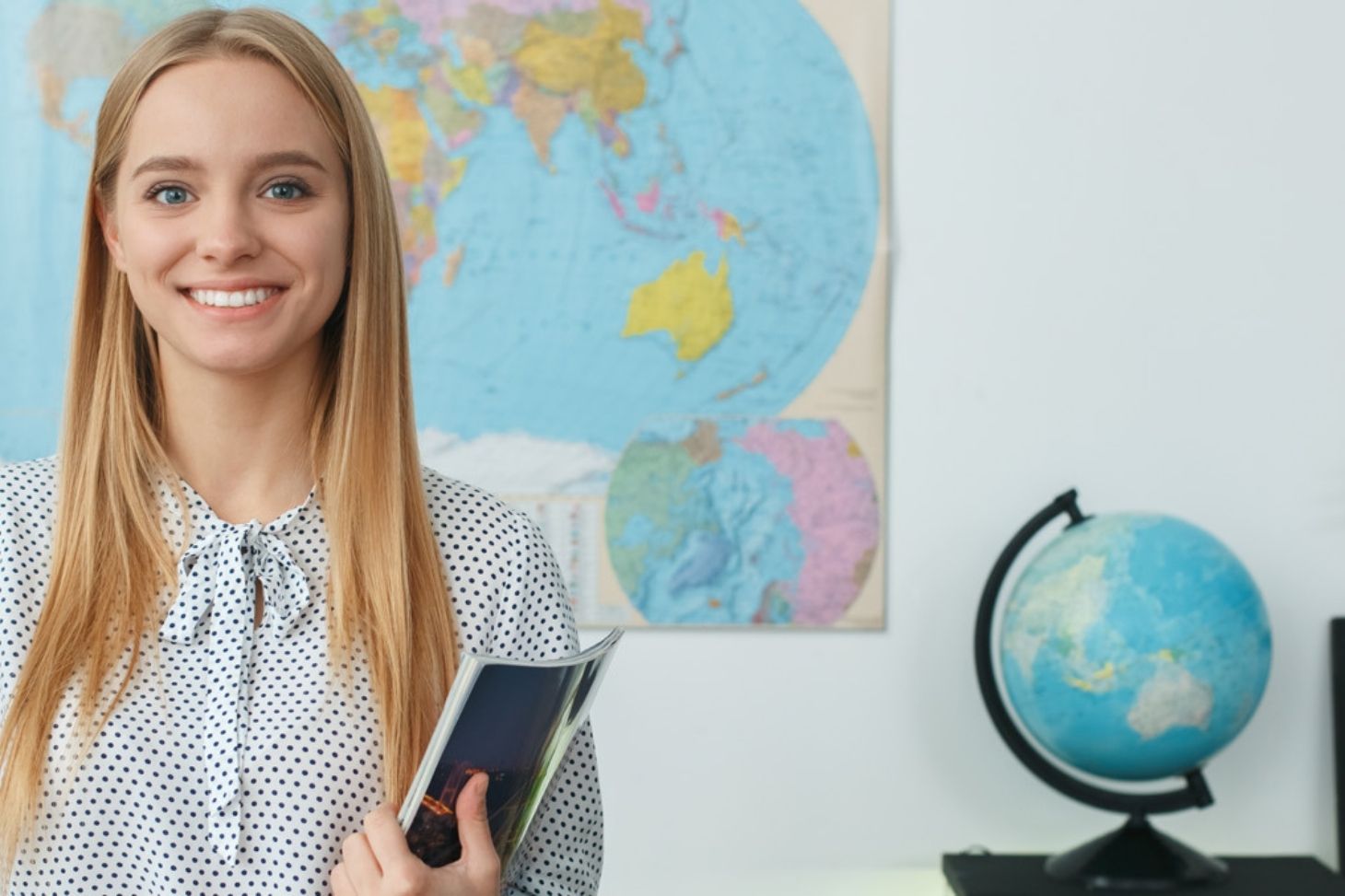 étudiante à côté d'un globe