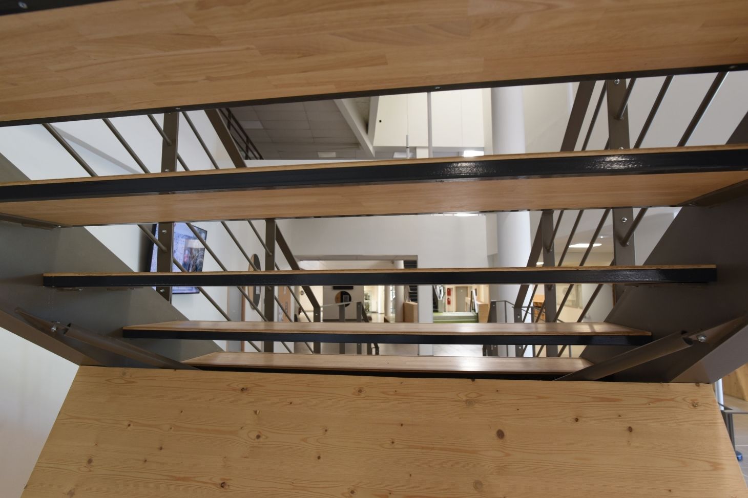 Hall vu à travers les escaliers