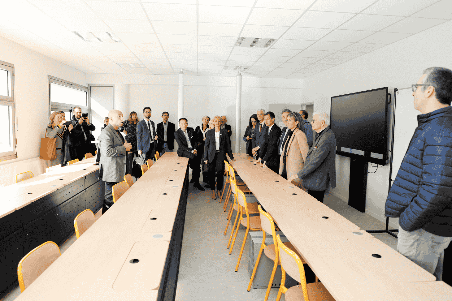 Salle de cours avec élus et enseignants le jour de l'inauguration 