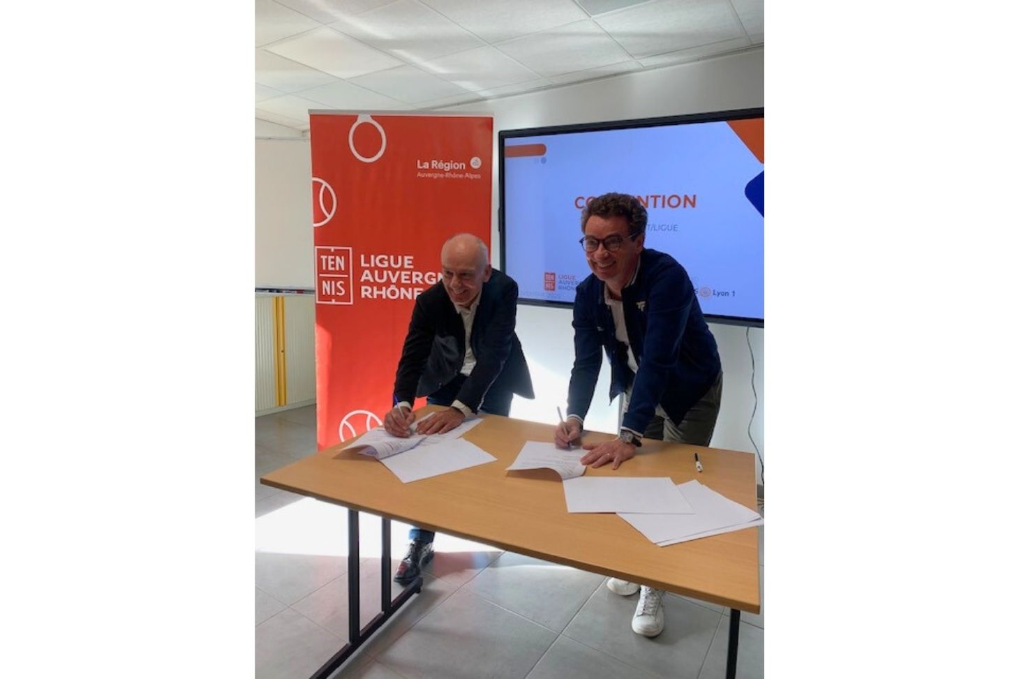 La convention en train d'être signée