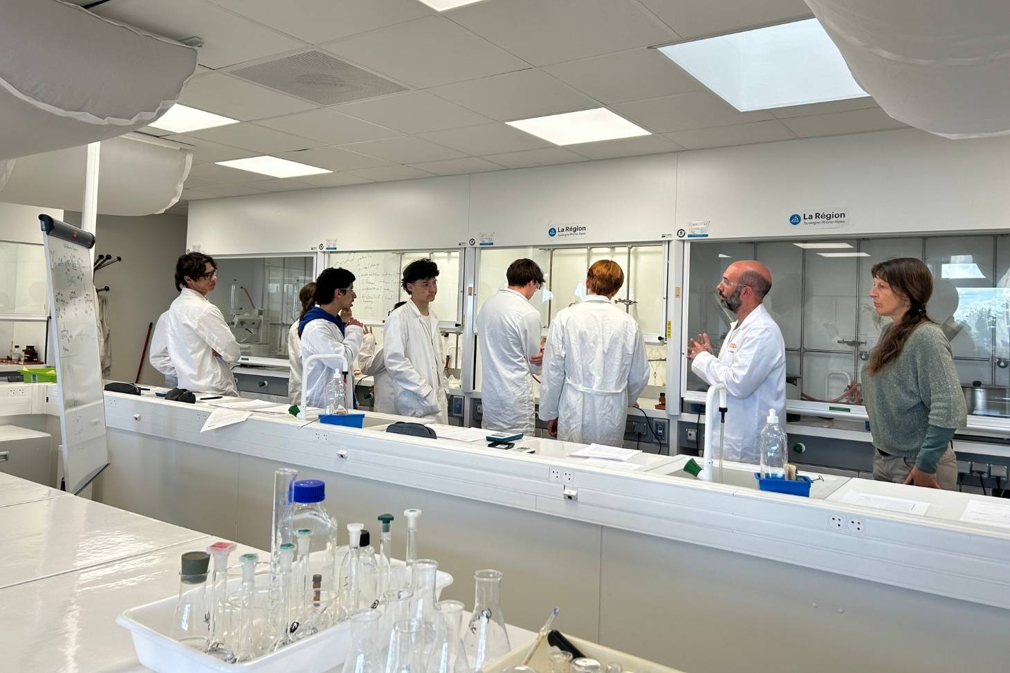 Elèves en TP de chimie