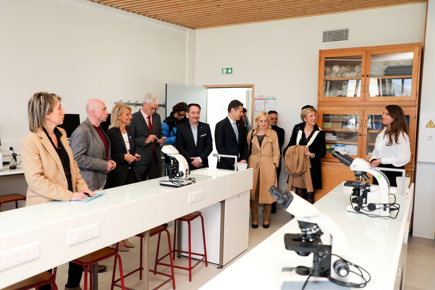 Visite des élus au laboratoire de biologie